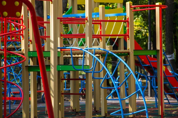 Colorido equipo de parque infantil para niños en el parque público — Foto de Stock