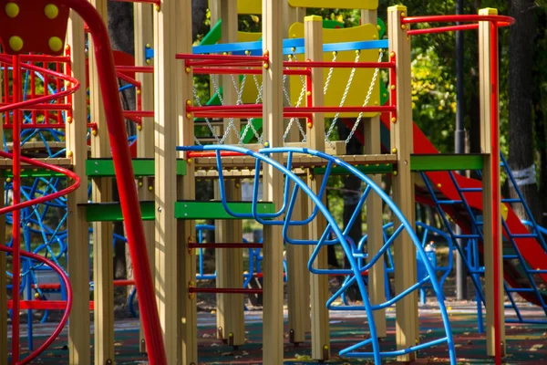 Halk parkındaki çocuklar için renkli oyun alanı ekipmanı
