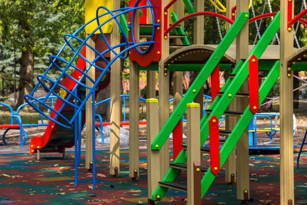 Giochi colorati per bambini nel parco pubblico — Foto Stock