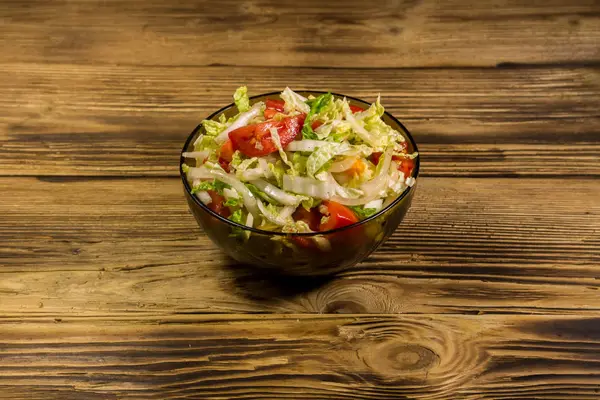 木製のテーブルに新鮮な野菜サラダ — ストック写真