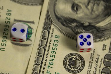 Yüz dolarlık banknotların üzerindeki beyaz zarlar.