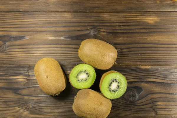 Kiwi fruits sur table en bois — Photo