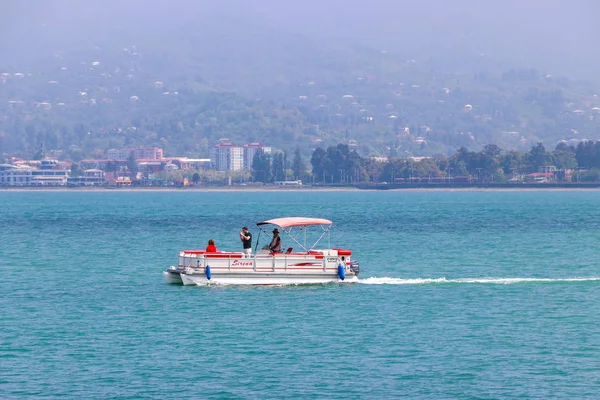 Motorový člun plující na Černém moři. Letní volný čas — Stock fotografie