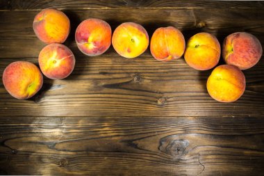 Tahta masada olgun şeftaliler