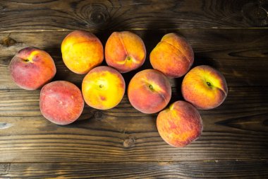 Tahta masada olgun şeftaliler