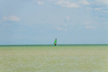 Rüzgar Sörfü. Sakin deniz ya da okyanus egzersiz sörfçü.