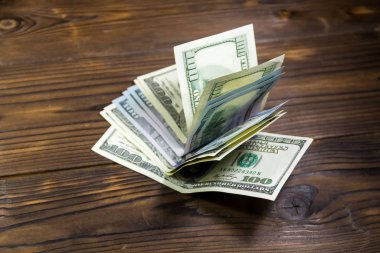 Tahta masadaki 100 dolarlık banknotlar