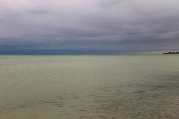 Dramatické tmavě zatažené obloze nad Azovské moře — Stock fotografie