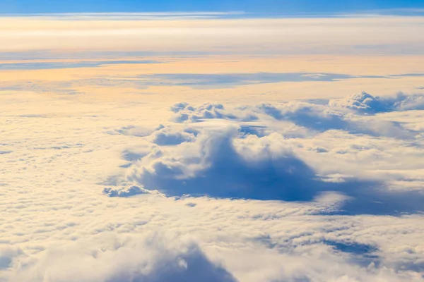 Lindas nuvens brancas no céu azul. Vista do avião — Fotografia de Stock