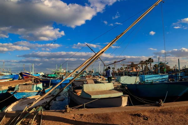 Gamla fiskebåtar i havet hamnen i Hurghada, Egypten — Stockfoto