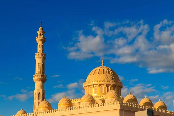 Fasada meczetu El Mina Masjid w Hurghadzie, Egipt — Zdjęcie stockowe