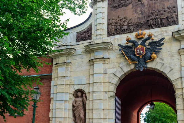Puerta de Pedro y la fortaleza de Pablo en San Petersburgo, Rusia —  Fotos de Stock