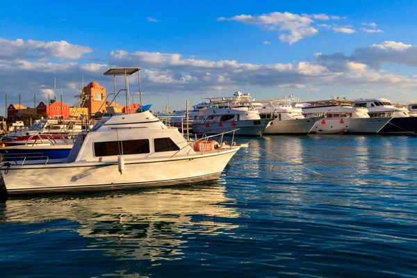 Iates brancos no porto marítimo de Hurghada, Egito. Porto com barcos turísticos no Mar Vermelho — Fotografia de Stock