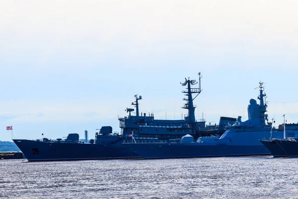 Navios de guerra de uma marinha da Rússia em uma baía de Kronstadt — Fotografia de Stock