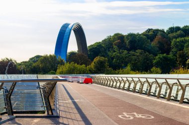 Ukrayna, Kiev 'deki Vladimir Descent üzerinde yeni yaya bisikleti köprüsü