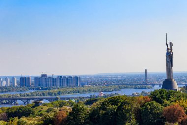 Ukrayna Kiev 'deki Anavatan Anıtı ve Dinyeper Nehri manzarası. Kiev şehir manzarası