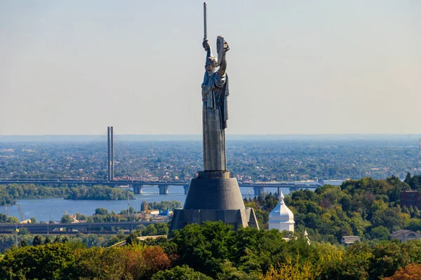 Kilátás anyaország emlékmű és a Dnyeper folyó Kijevben, Ukrajnában. Kijevi városkép — Stock Fotó
