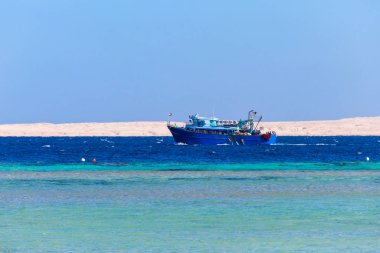 Hurghada, Mısır 'daki Kızıl Deniz' de balıkçı teknesi.