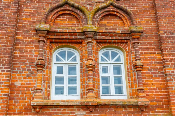 旧红砖墙上的两个圆形窗户 — 图库照片
