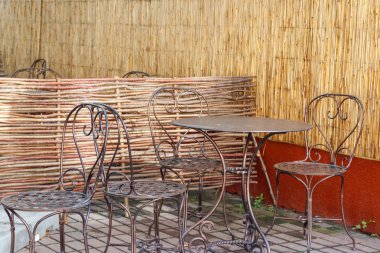 Yaz mevsiminde rahat bir kafede sandalyeler ve masalar