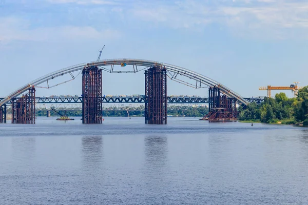 Podilsko-Voskresenskyi Bridge ou Podilskyi Metro Bridge est un pont routier et ferroviaire combiné sur la rivière Dniepr en construction à Kiev, en Ukraine — Photo