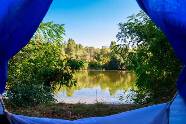 Uitzicht op het meer vanaf de binnenkant van een tent — Stockfoto