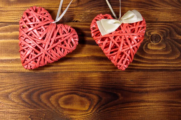 Dos corazones rosados sobre fondo de madera — Foto de Stock