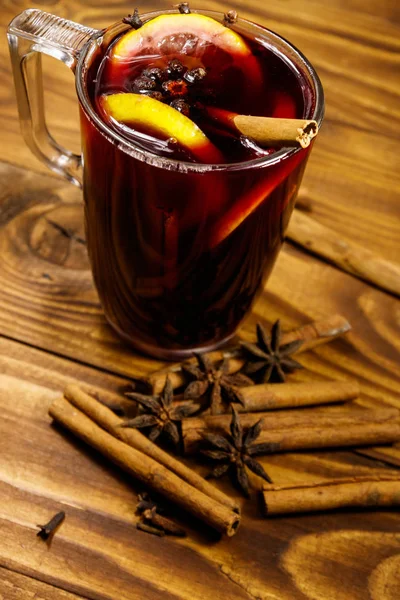 Mulled wine and spices on wooden table — Stock Photo, Image