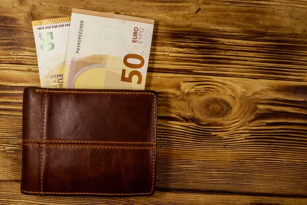 Ahşap arka planda cüzdan ve elli avroluk banknotlar — Stok fotoğraf