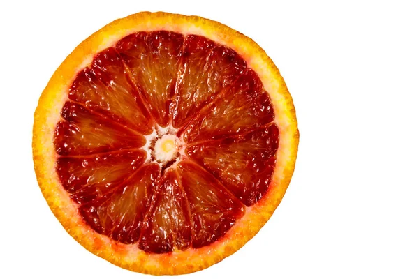 Fatia de sangue vermelho laranja fruta isolada no fundo branco — Fotografia de Stock