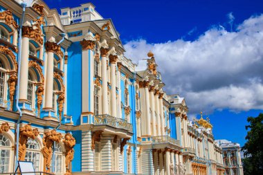Catherine Palace, Rusya 'nın Saint Petersburg eyaletinin 30 km güneyinde, Puşkin (Tsarskoye Selo) kasabasında bir Rococo sarayıdır. Rus Çarları 'nın yazlık eviydi.