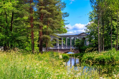 Mermer köprü veya Sibirya Mermer Galerisi, Rusya 'nın Tsarskoye Selo kentindeki Catherine Park' ta bulunan dekoratif bir Palladian köprüsü (galeri geçidi).