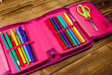 Kalem, kalem, keçeli kalem, makas ve cetvel içeren kalem kutusu.