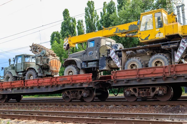 Lasttåg som transporterar militära fordon på platta järnvägsvagnar — Stockfoto