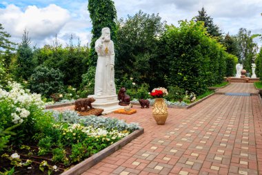 Diveyevo, Rusya 'daki Kutsal Trinity-Saint Seraphim-Diveyevo Manastırı' ndaki Sarov Anıtı. Yazı: St. Seraphim