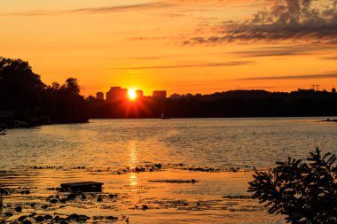 Ukrayna, Kiev 'de bir nehrin üzerinde turuncu gün batımı