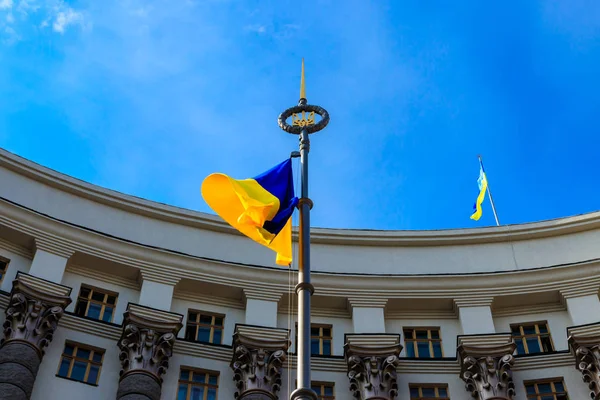 Флаг Украины против здания Кабинета Министров Украины — стоковое фото