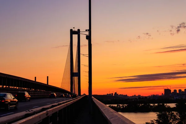 Pont sud à travers le fleuve Dniepr à Kiev, Ukraine au coucher du soleil — Photo