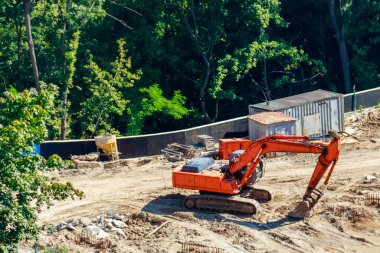 İnşaat alanında ağır kazıcı