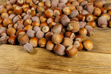 Ahşap bir masa üzerinde fındık yığını