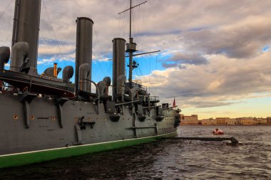 Eski devrimci Aurora kruvazörü, Ekim devriminin sembolü, şu anda Rusya 'nın Saint Petersburg kentindeki Neva nehrinde bir müze gemisi olarak korunuyor.