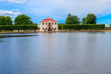 Marly Sarayı St. Petersburg, Rusya 'daki Aşağı Peterhof Parkında.