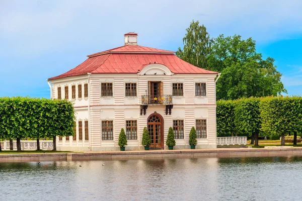 Palacio de Marly en el Parque Inferior de Peterhof en San Petersburgo, Rusia — Foto de Stock