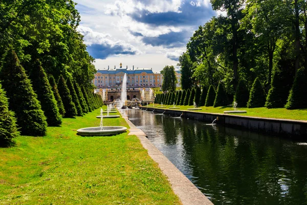 Vista panorámica sobre el Palacio Peterhof y el Canal del Mar en San Petersburgo, Rusia — Foto de Stock