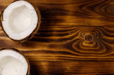 Kırsal ahşap masada taze hindistan cevizi.