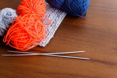 Yünlü iplik, örgü, ahşap masaya örgü iğneleri.