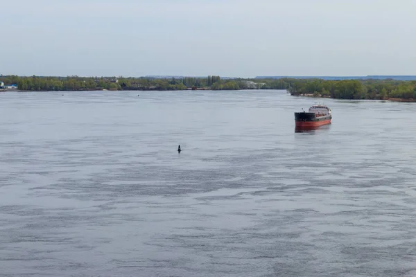 Cargo ship sailing on the river Dnieper — Stock Photo, Image