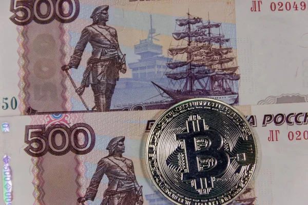 Silber-Bitcoin auf fünfhundert russischen Rubel-Scheinen Hintergrund — Stockfoto