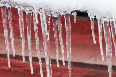 çatıdan asılı buz sarkıtları