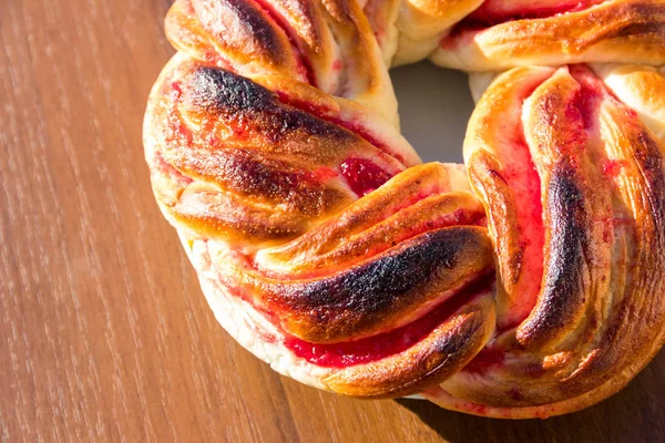 Zoete broodje met jam op houten tafel — Stockfoto